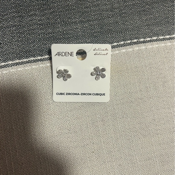Ardene flower Earrings - Picture 1 of 2